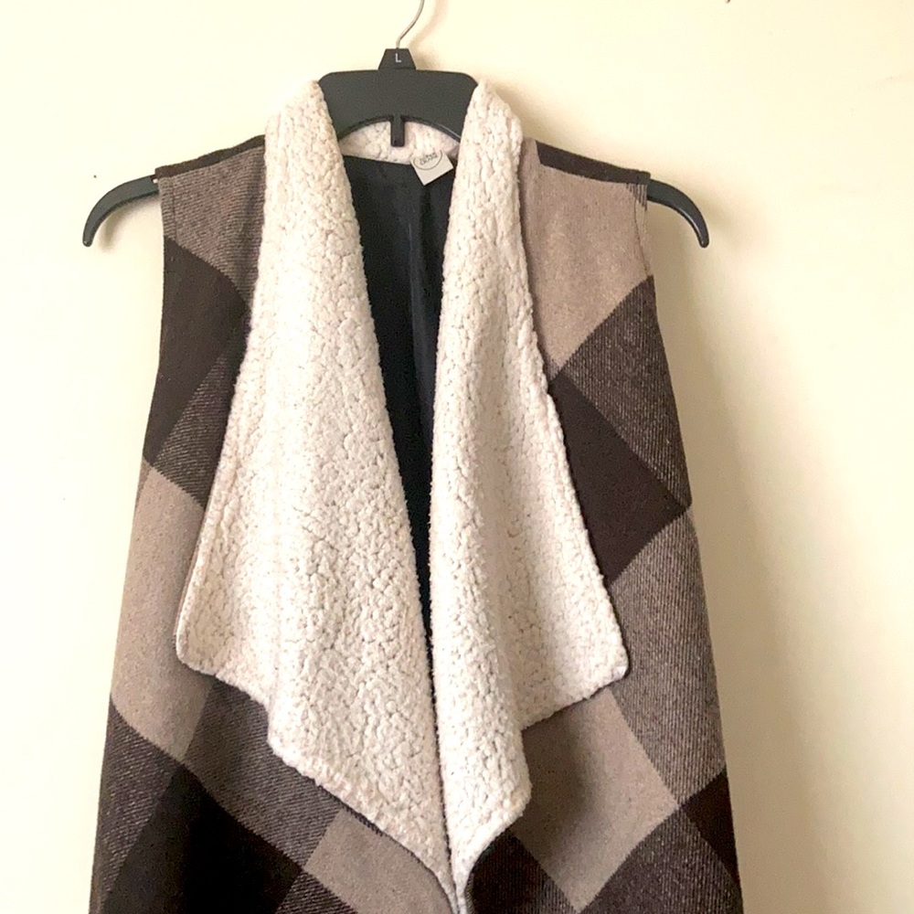 Paper Crane Plaid Sherpa Vest - Picture 4 of 16